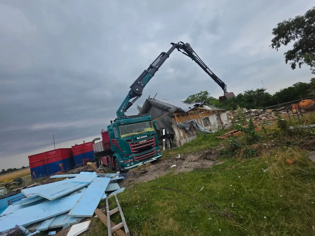 Kranlyft vid rivning med container