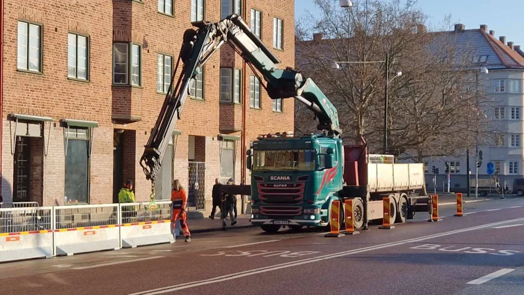 Kranbil utför kranlyft i stadsmiljö