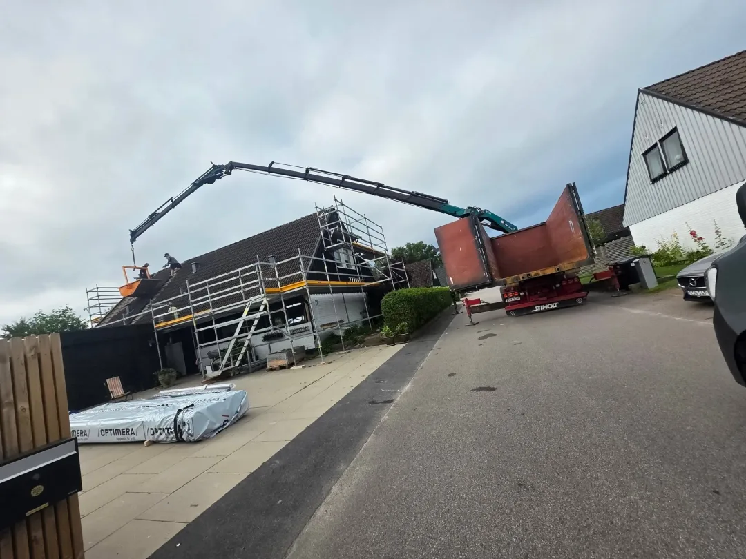 Kranlyft vid villa och tak