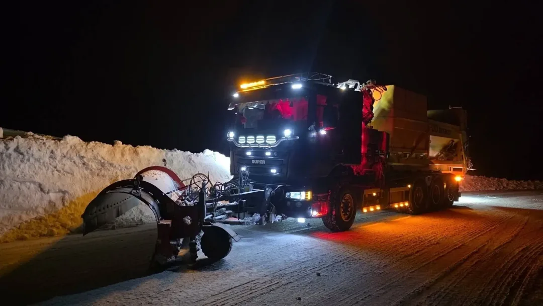 Snöröjning nattetid i Skåne